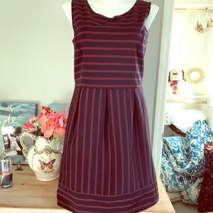 Adorable midi dress.